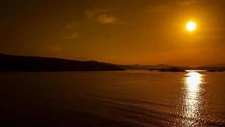 Golden Horizon at Dusk wallpaper