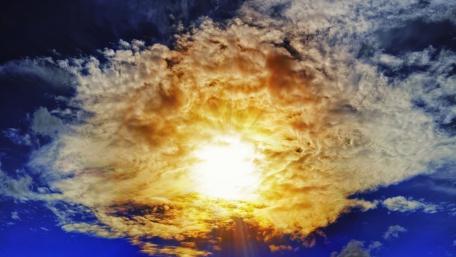 Majestic Sunrise Over Vibrant Clouds wallpaper