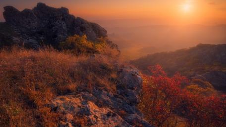 Serene Sunset Over Majestic Mountains wallpaper
