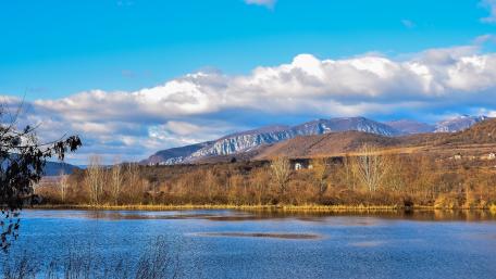 Serene Mountain Landscape Reflecting in Tranquil Waters wallpaper