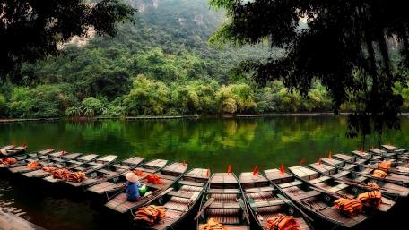 Boat tour in Vietnam wallpaper