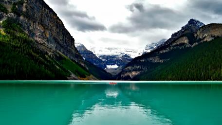 Serene Mountain Lake Reflection in Nature's Embrace wallpaper