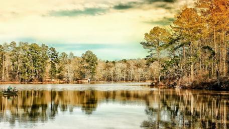 Serene Lake Reflections in Tranquil Nature Scene wallpaper