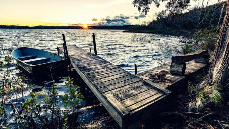 Tranquil Sunset at the Lakeside Pier wallpaper