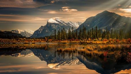Majestic Mountain Reflection in Serene Waters wallpaper