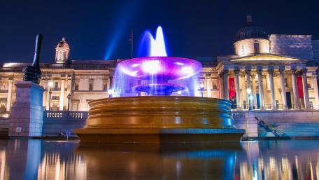 Mesmerizing Night Fountain Display in the City wallpaper