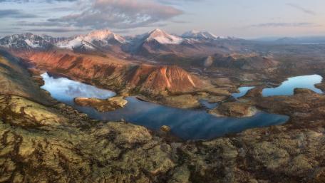 Majestic Mountain Landscape at Dawn wallpaper