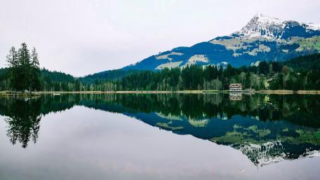 Tranquil Mountain Lake Reflection wallpaper