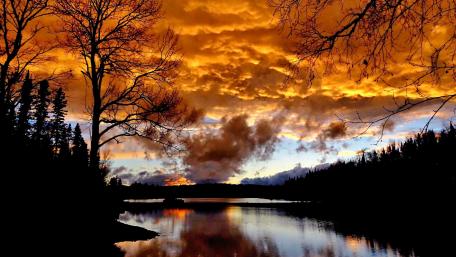 Serene Twilight Over Tranquil Waters wallpaper