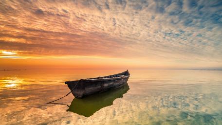 Serene Sunset Over Calm Waters wallpaper