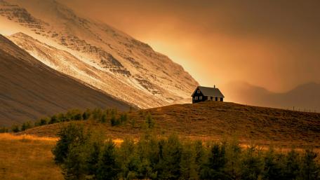 Tranquil Cottage on a Hilltop Retreat wallpaper