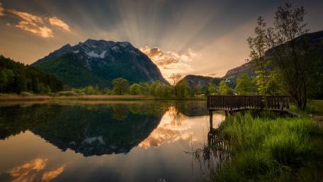 Serene Sunset Over Tranquil Lake wallpaper