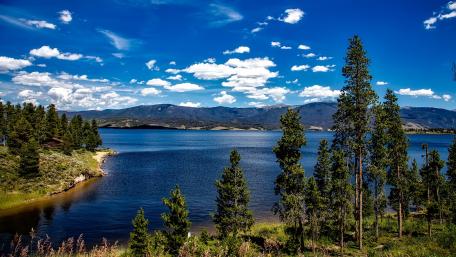 Serene Lake Under a Clear Blue Sky wallpaper