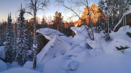 Winter Wonderland in Serene Mountains wallpaper