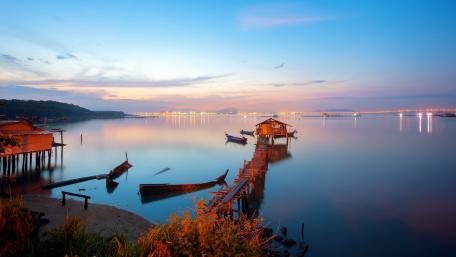 Serene Sunset Over Tranquil Waters wallpaper