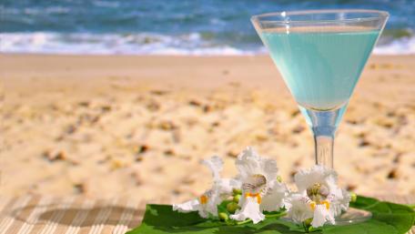 Refreshing Beach Cocktail Scene Perfect for Summer Vibes wallpaper