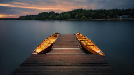 Serene Sunset at the Pier with Boats wallpaper
