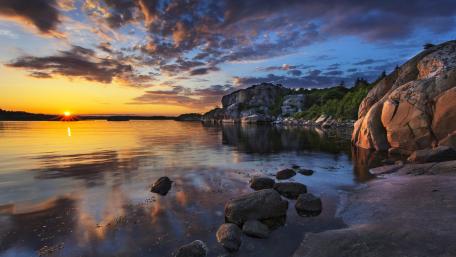 Stunning Sunset Over Tranquil Waters wallpaper
