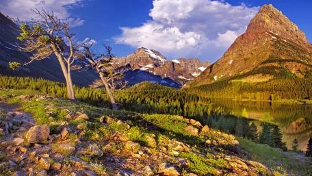 Majestic Mountain Reflections in a Serene Lake wallpaper