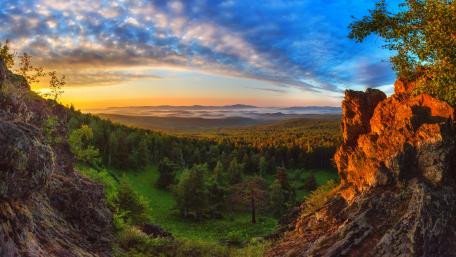 Serene Dawn Over Majestic Mountains wallpaper