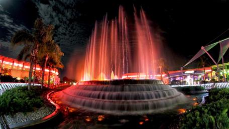 Vibrant Night Fountain in the Cityscape wallpaper