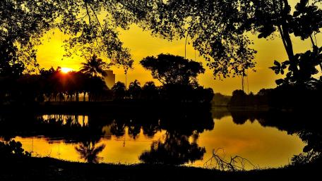 Golden Sunset Over Tranquil Waters wallpaper