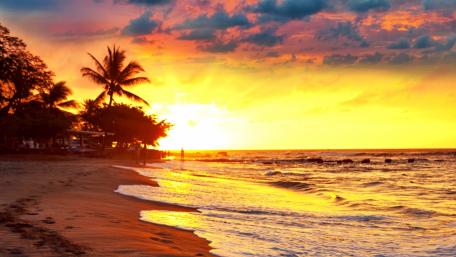 Breathtaking Sunset Over Tranquil Beach Shoreline wallpaper