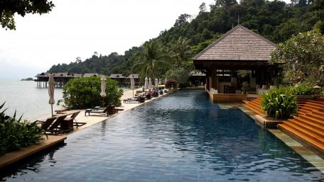 Tropical Luxury Oasis for Relaxation and Escape wallpaper