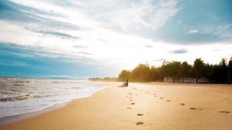 Serene Beach Escape Under a Cloudy Sky wallpaper