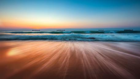 Tranquil Waves at Dusk wallpaper