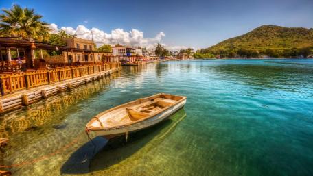 Tranquil Waterside Escape wallpaper