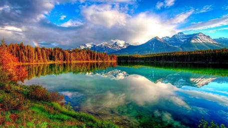 Serene Lake Reflection Amidst Majestic Mountains wallpaper