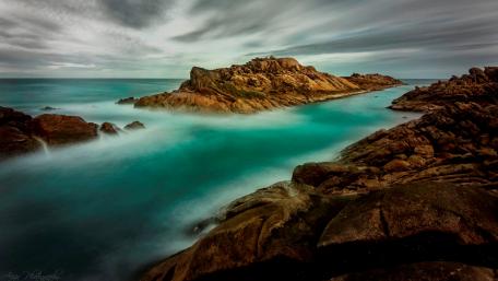 Serene Coastline with Rocky Outcrops wallpaper