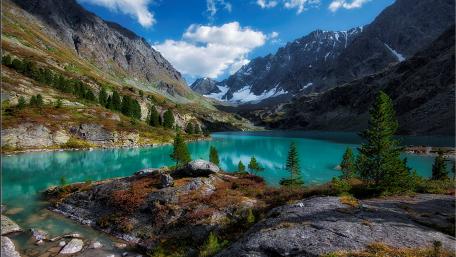 Serene Mountain Valley with a Tranquil Lake wallpaper