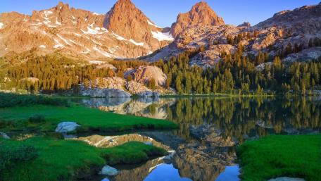 Majestic Mountain Lake Reflection wallpaper