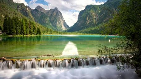 Lago di Dobbiaco wallpaper