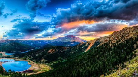 Breathtaking Mountain Lake View at Sunset wallpaper