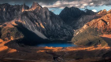 Majestic Mountain Landscape at Dusk wallpaper
