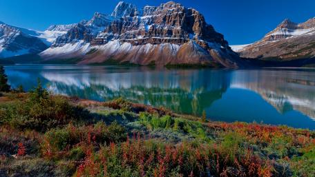 Majestic Mountain Reflection in Tranquil Lake wallpaper