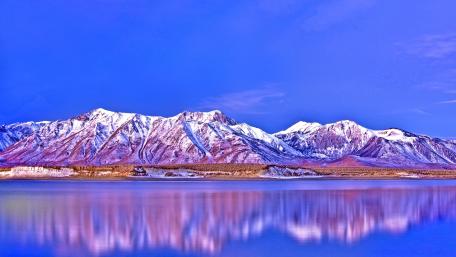 Serene Mountain Reflections in Tranquil Waters wallpaper