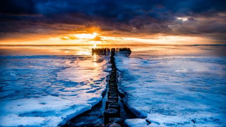 Majestic Sunset Over Icy Horizon wallpaper