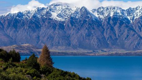 Tranquil Mountain Reflections in a Serene Lake wallpaper