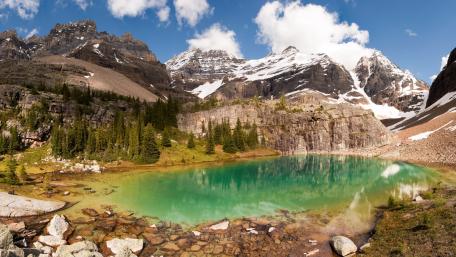 Tranquil Mountain Lake Scene wallpaper