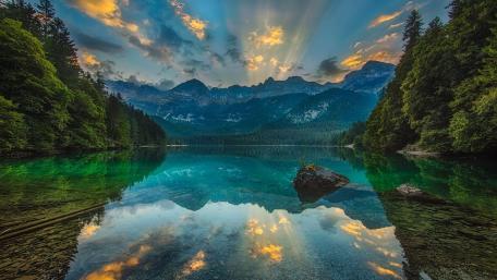 Mountain Serenity Reflected in Crystal Lake wallpaper