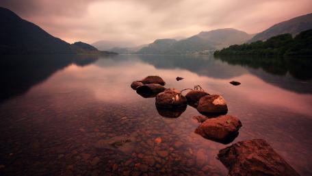 Tranquil Reflections on a Serene Lake wallpaper