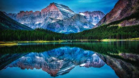 Serene Glacial Lake Reflection in Nature's Embrace wallpaper