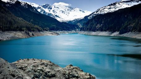 Majestic Mountain Lake Serenity wallpaper
