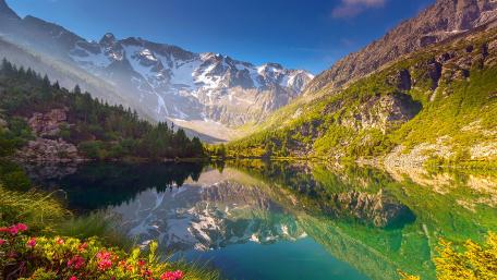 Majestic Mountain Reflections in Tranquil Waters wallpaper