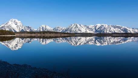 Serene Mountain Reflections on a Calm Lake wallpaper