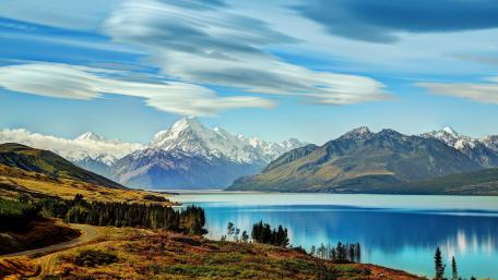 Majestic Mountains Reflecting on Tranquil Waters wallpaper